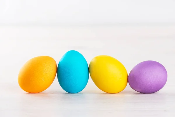 Ahşap Bir Arka Planda Çok Renkli Boyanmış Yumurtalar Paskalya Konsepti Telifsiz Stok Fotoğraflar