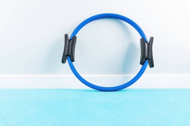 Duvarın arkasındaki mavi halıda spor için zili çal..