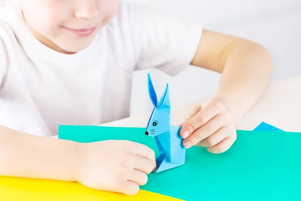 Голубой Бумажный Кролик Руках Улыбающегося Ребенка — стоковое фото