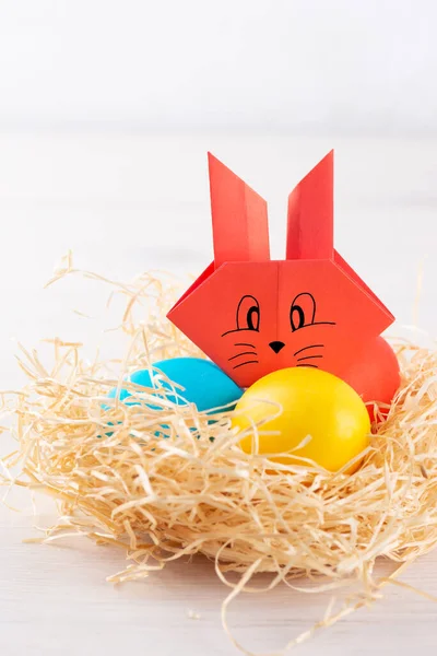 Renkli Yumurtalarla Dolu Bir Yuvada Kağıttan Tavşan Paskalya Konsepti Stok Fotoğraf