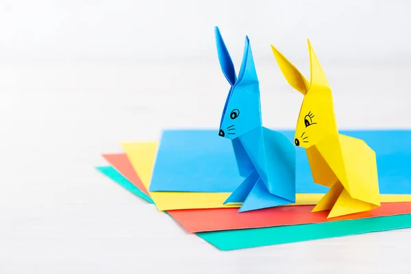 Різнокольорові Паперові Кролики Світлому Фоні Ліцензійні Стокові Фото