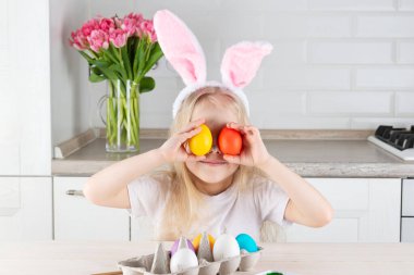 Tavşan kulaklı ve paskalya yumurtalı tatlı kız..