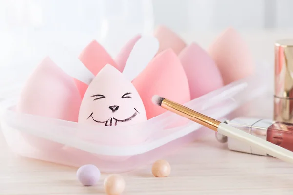 Kozmetik Süngerler Tahta Bir Masada Fırçalarla Gülümseyen Tavşan Paskalya Konsepti Stok Resim
