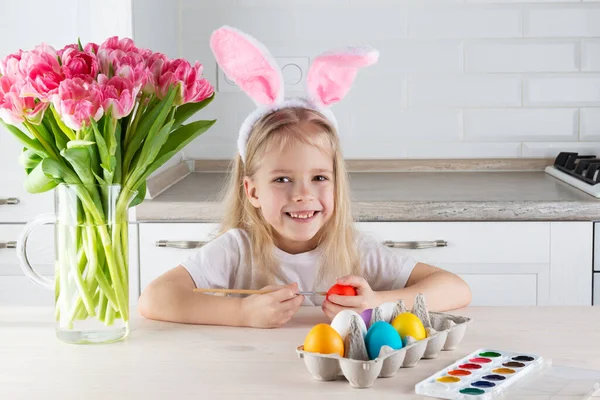 Мила Усміхнена Дівчина Вухами Кролика Малює Великодні Яйця Столом Стокове Зображення