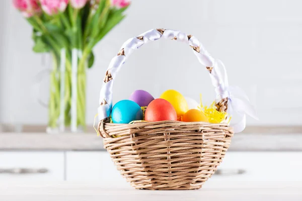 Paskalya Yumurtaları Mutfak Masasındaki Sepetin Içinde Stok Fotoğraf