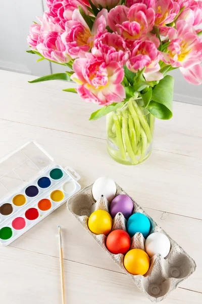 Ahşap Bir Masanın Üzerinde Boyanmış Boyanmış Yumurtalar Telifsiz Stok Imajlar