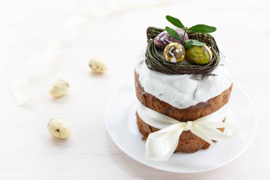 Çikolatalı beyaz tabakta paskalya keki..