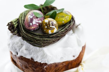 Paskalya pastasında yumurtalı çikolata yuvası.