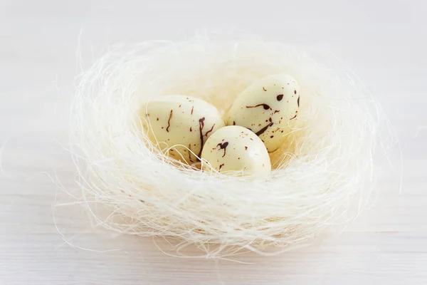 Білі Шоколадні Яйця Гнізді Великодня Концепція Стокове Зображення