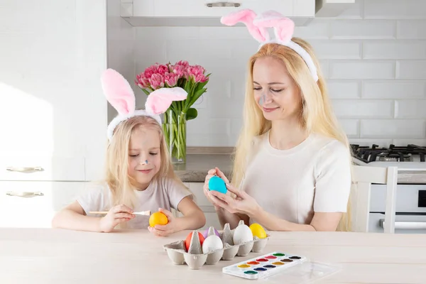 Мама Дочка Малюють Яйця Великдень Стокове Зображення