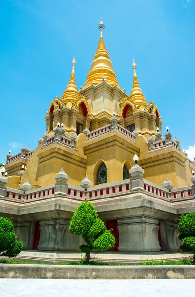 側面ビュー ゴールド仏舎利塔宗教タイの — ストック写真