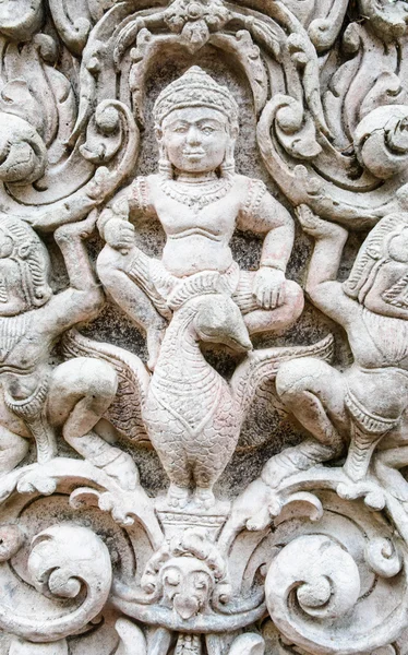 Altorilievo scultura pietra su dio e animale — Foto Stock