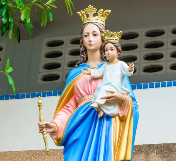 Halvt langt, velsignet jomfru Maria-statue – stockfoto