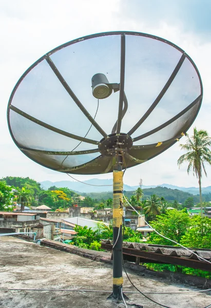 Gammel en sort Satellit parabol - Stock-foto