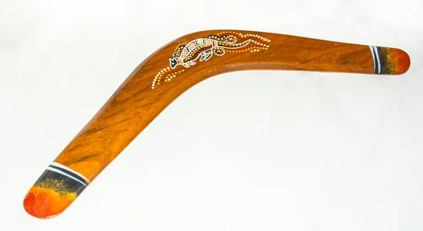 Beyaz kumaş üzerine ahşap boomerang — Stok fotoğraf