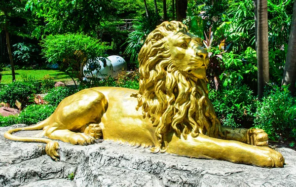 Estatua de león dorado en la naturaleza — Foto de Stock