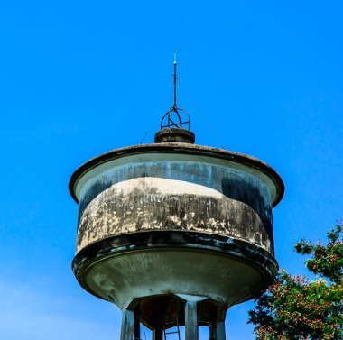 eski beton su deposu