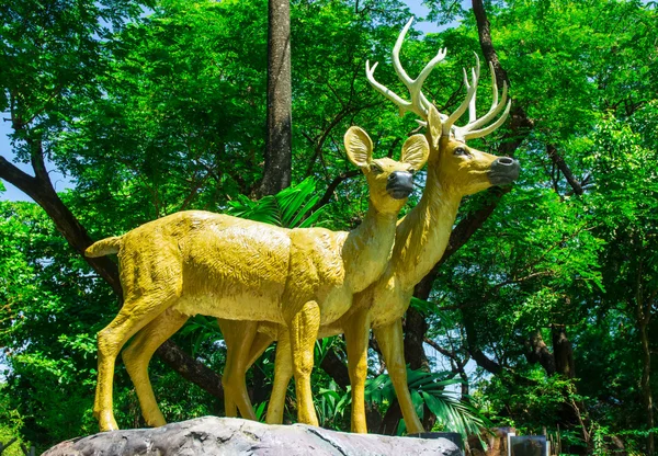 Rentier-Statue in der Natur — Stockfoto