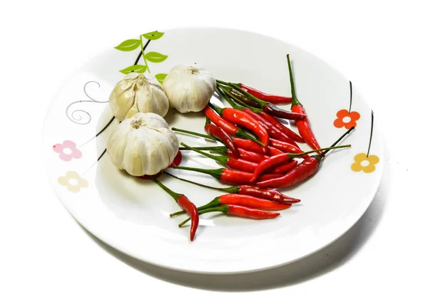 Vitlök och paprika i skålen isolerade — Stockfoto