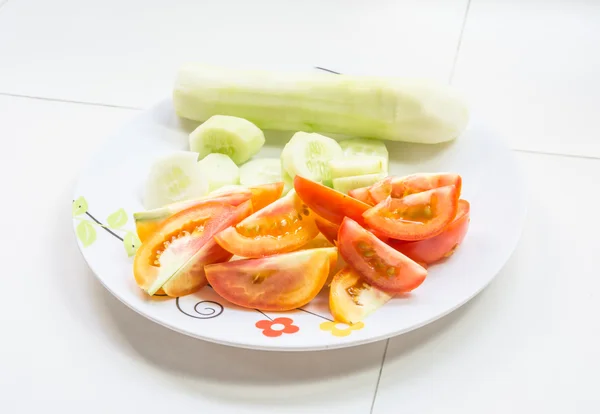 Gurken und Tomaten auf Teller — Stockfoto