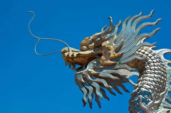 Silberne Drachenstatue — Stockfoto