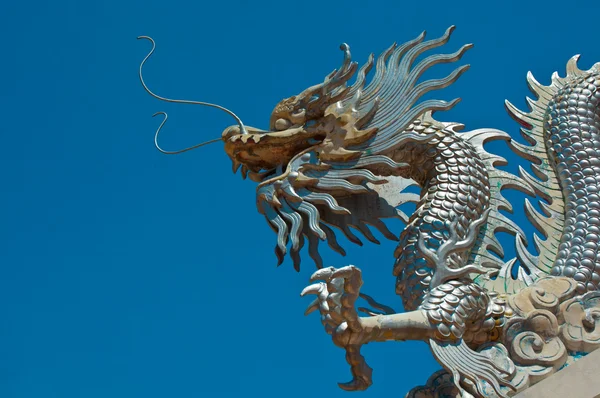 Estatua de dragón de plata general — Foto de Stock