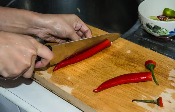 Ręka kobiety gotowanie o papryka pieprz — Zdjęcie stockowe