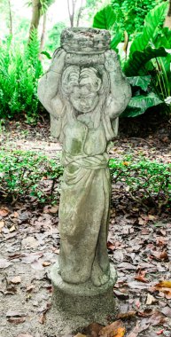 eski beyaz heykel kız dua