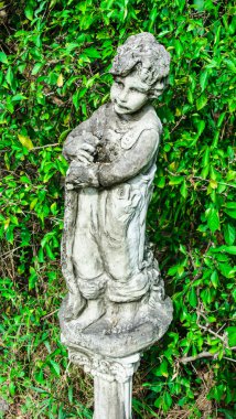 Çocuk duran eski heykel