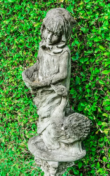 Mädchen und Ente alte Statue — Stockfoto