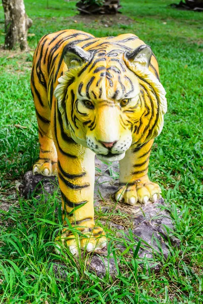 Statua tigre vista anteriore — Foto Stock