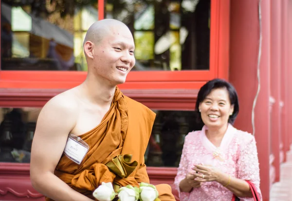 Familie in buddhistischer Ordinationszeremonie — Stockfoto