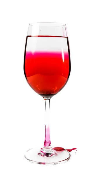 Copo de vinho impuro com água vermelha — Fotografia de Stock