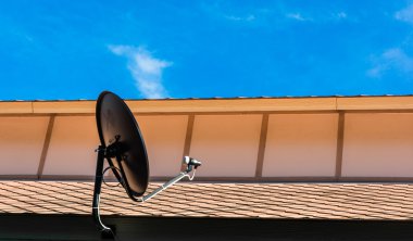 çatı üzerinde siyah uydu