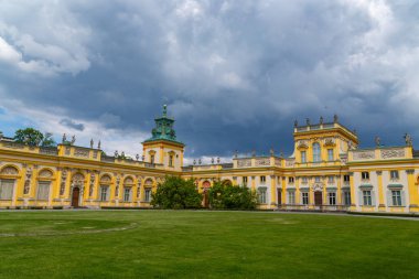 Willanow Sarayı 'nın güzel manzarası gökyüzü arka planında yaz mevsiminde Varşova Polonya' da bulutlarla birlikte.