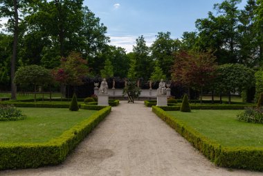      Willanow Sarayı 'nda güzel bir park tasarımı.