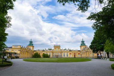 Willanow Sarayı 'nın güzel manzarası gökyüzü arka planında yaz mevsiminde Varşova Polonya' da bulutlarla birlikte.