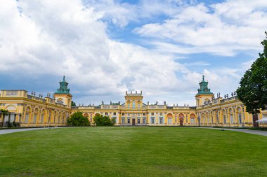 Willanow Sarayı 'nın güzel manzarası gökyüzü arka planında yaz mevsiminde Varşova Polonya' da bulutlarla birlikte.