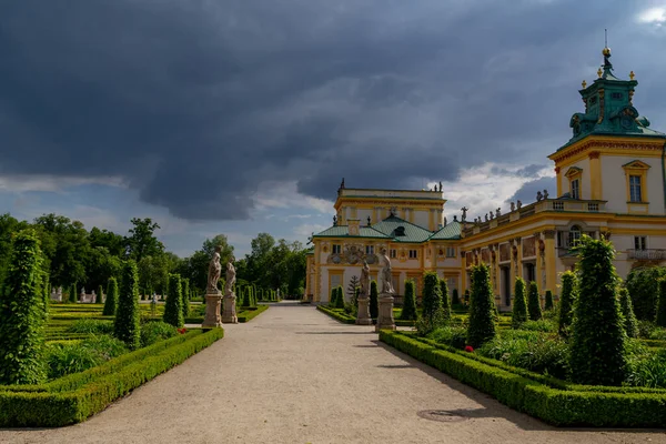 Vacker Kunglig Trädgård Willanow Palace Engelsk Stil Med Antika Statyer — Stockfoto