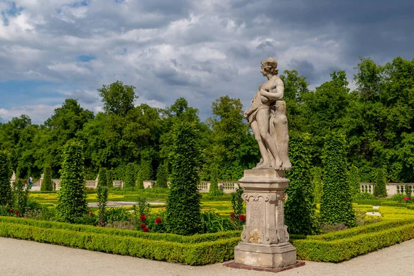Piękny Ogród Królewski Pałacu Willanowskiego Stylu Angielskim Zabytkowymi Posągami Warszawa — Zdjęcie stockowe