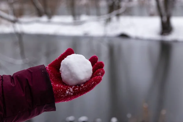 Hand Een Rode Handschoen Houdt Een Sneeuwbal — Stockfoto