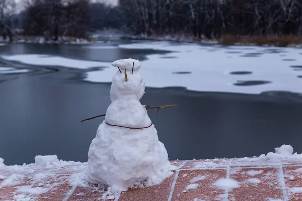 雪と棒で作られた小さな雪だるまは — ストック写真