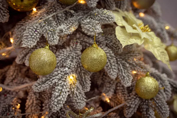クリスマスツリーの枝やクリスマスのおもちゃと美しいクリスマスの背景 — ストック写真