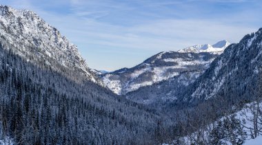 Tatras 'taki dağ manzarası, karla kaplı dağ manzarası, dondurucu güneşli hava.