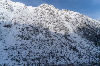 Tatras 'taki dağ manzarası, karla kaplı dağ manzarası, dondurucu güneşli hava.