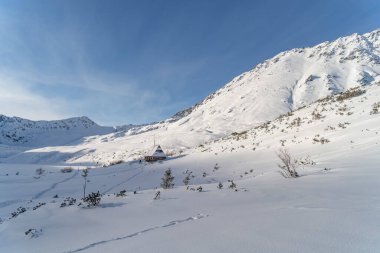 Tatra Dağlarının manzarası, Tatras 'ın kış manzarası, karla kaplı dağ manzarası, dondurucu güneşli hava.