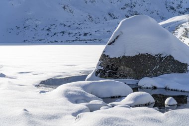 Tatra dağları karla kaplı tepelerin güzel manzarası