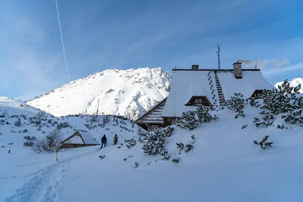 Dům Pro Turisty Tatrách Uprostřed Vysokých Hor Sněhu Zimě Polsko — Stock fotografie