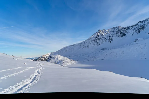 塔特拉山的冬季风景 小径踩在雪地上俯瞰着白雪覆盖的高山 在寒冷的阳光普照下 塔特拉山的波兰 — 图库照片