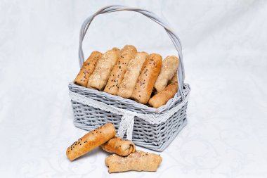 Hasır sepete tıkılmış çörekler.